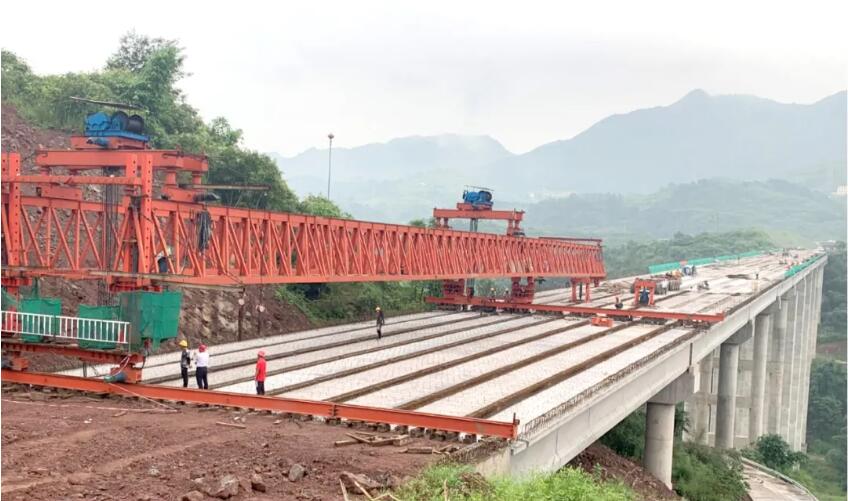 中國政府網:中交一公局集團承建的合川至長壽高速石船互通雞鳳灣大橋預制T梁架設完成